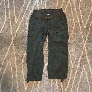 Motherhood Maternity Cargo Camo Capris M
